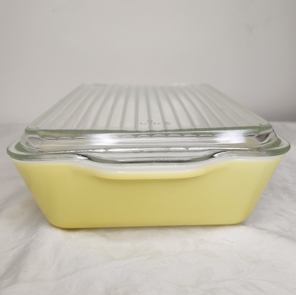 Vintage Pyrex Fridge Dish with Lid - Picture 4 of 12